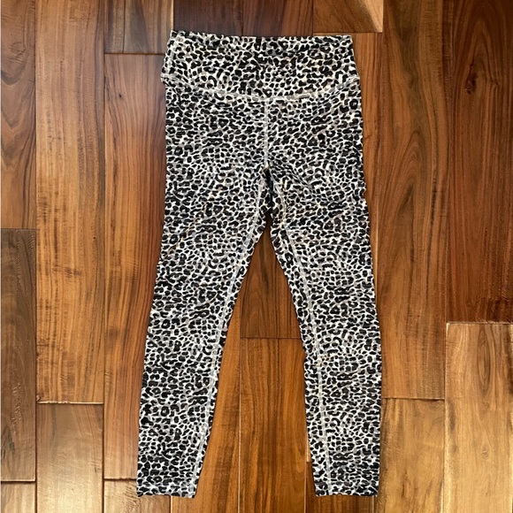 Outdoor Voices TechSweat™ Flex 7/8 Legging in Snow Leopard - Small - Picture 2 of 5